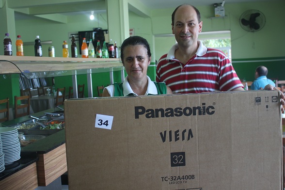 COMPANHEIRA MARILÉIA MEDEIROS da empresa Morretes Churrascaria, da cidade Tijucas, foi contemplada com uma TV 32 POLEGADAS, no sorteio do dia 22/12/2014.