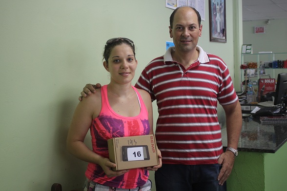 CRISTIELI DE FATIMA PALOSKI  da empresa Boka's Itapema, recebendo UM TABLET, prêmio sorteado no dia 22/12/2014.