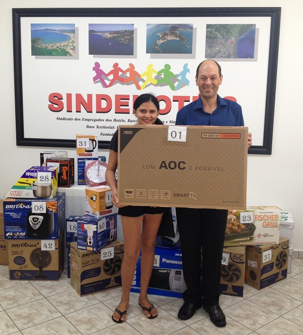 LIDEMARA DE ARAUJO DOS SANTOS da empresa Ideal Lanches da cidade Bombinhas, que foi contemplada com uma SMART TV 32"