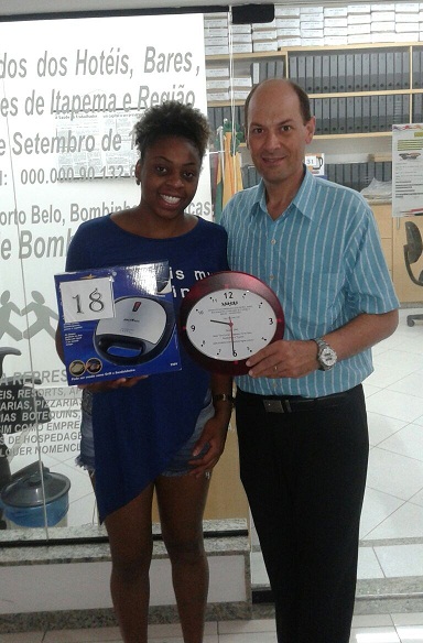 GISLAINE CRISTINA DOS SANTOS da empresa Cantina Lopes da cidade Bombinhas, que foi contemplada com uma SANDUICHEIRA/RELÓGIO PERSONALIZADO DO SINDICATO