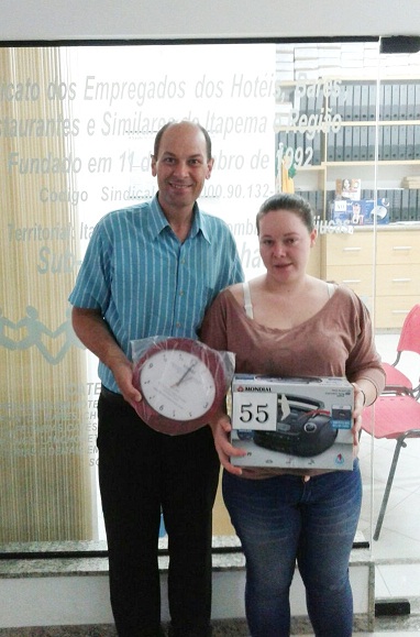 ANDREIA A. M. DALL AGNOL da empresa Pousada Vila do Coral da cidade Bombinhas, contemplada com uma RÁDIO PORTÁTIL/RELÓGIO PERSONALIZADO DO SINDICATO