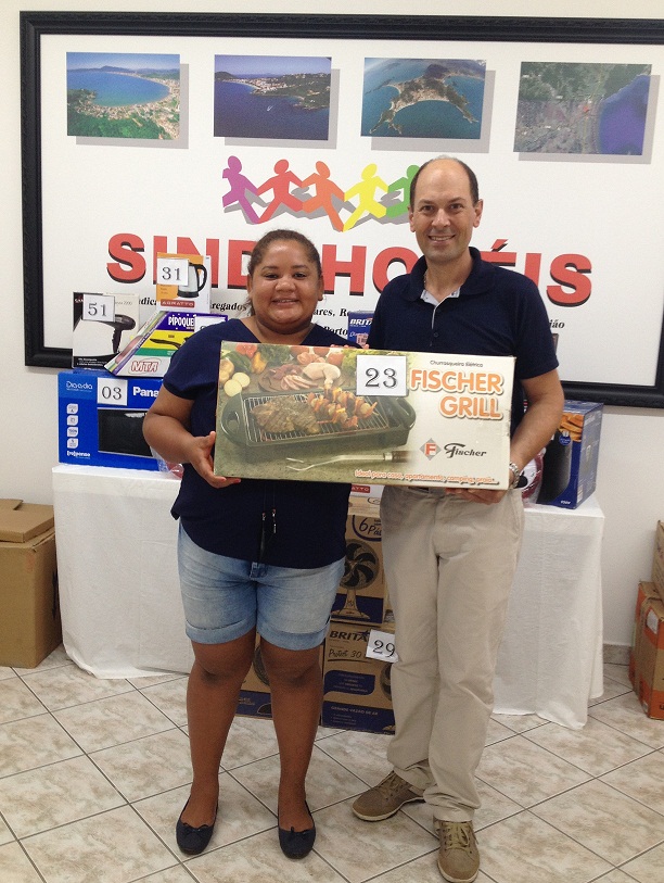 MARIA MONICA DOS SANTOS, da empresa Pousada Vila Verde, da cidade Porto Belo, que foi contemplada com uma CHURRASQUEIRA ELÉTRICA