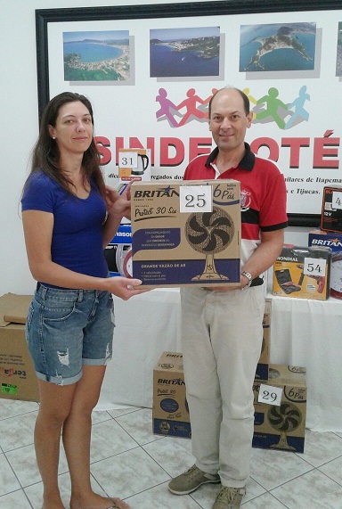 LEILA RUSCHEL, da empresa Rest. e Lanchonete Miramar, do bairro ilhota da cidade Itapema, foi contemplada com um VENTILADOR.