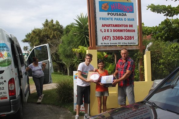 CLEIRE DA COSTA, da empresa Pousada & Lanchonete Hibisco, cidade Bombinhas, foi contemplada com uma BATEDEIRA E RELÓGIO, sorteado no dia 22/12/2014.