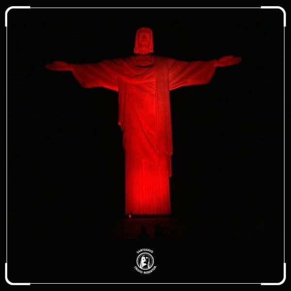 Cristo Redentor é iluminado de vermelho pelo Dia Mundial e Nacional de Combate ao Trabalho Infantil