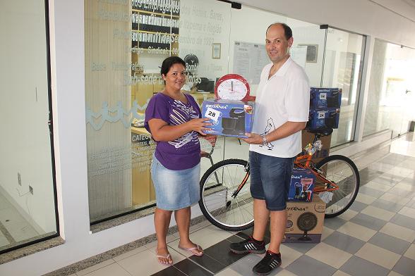 IVONETE MORAES FERNANDES, funcionária da empresa Pousada Caracol II, da cidade Bombinhas, foi contemplado com uma BATEDEIRA E RELÓGIO.