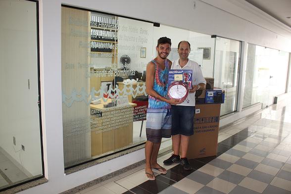 PAULO ROBERTO SCHIMTZ da empresa Tatuira Petisqueira da cidade Porto Belo, que foi contemplada com um LIQUIDIFICADOR e RELÓGIO.