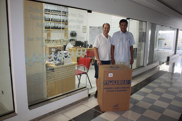 EGON ARON QUERCHE DOS SANTOS da empresa Bombinhas Tourist Hotel Bombinhas da cidade Bombinhas, que foi contemplada com um FOGÃO 4 BOCAS.