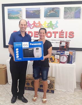 ILSA IRMA MARTINS MARQUES da empresa Resort Refúgio do Estaleiro da cidade Porto Belo, contemplada com um MICRO ONDAS