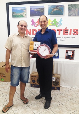 FLAVIO DAMASCENO OLIVEIRA da empresa Caseirinho Restaurante da cidade Tijucas, contemplado com uma CHALEIRA ELÉTRIC/RELÓGIO PERSONALIZADO DO SINDICATO