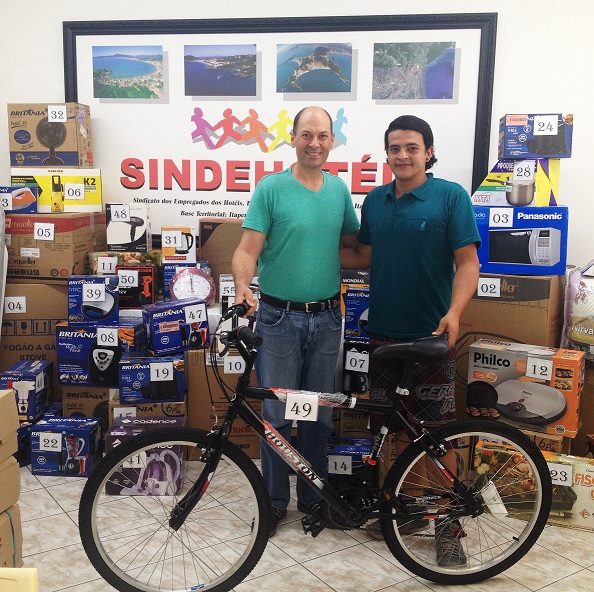 ARMANDO FERNANDES DA SILVA da cidade Itapema, que foi contemplado com uma BICICLETA, no sorteio do dia 20 de dezembro de 2016