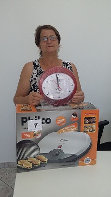 VALDETE MORESCO DA SILVA, da empresa Restaurante Recanto da Sereia Itapema, recebendo um GRILL e um RELÓGIO PERSONALIZADO, do sorteio realizado no dia 22/12/2014