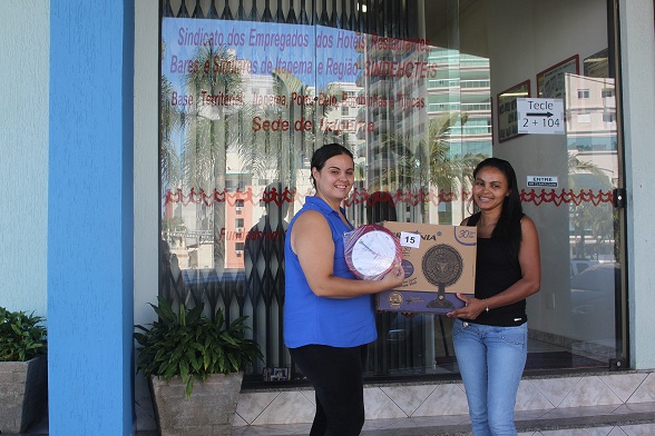 SANDRA ANTONIA BERTO da empresa Motel Eden de Itapema, recebendo um VENTILADOR e um RELÓGIO PERSONALIZADO, sorteado no dia 22/12/2014.