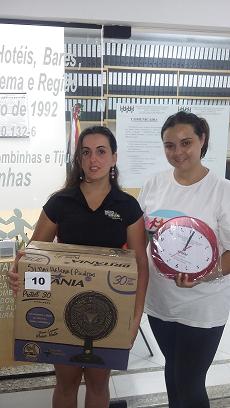 SINAI HELENA MARTINS da empresa Picolitos de Bombinhas, recebendo um VENTILADOR e um RELÓGIO PERSONALIZADO, sorteado no dia 22/12/2014.